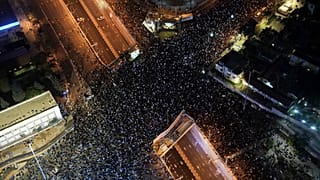 مظاهرات حاشدة في تل أبيب ومدن إسرائيلية أخرى ضد التغييرات في النظام القضائي التي تريد حكومة رئيس الوزراء الإسرائيلي نتنياهو تطبيقها