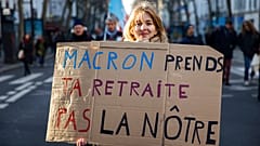 "Macron, a saját nyugdíjaddal törődj, ne a miénkkel!" - olvasható egy fiatal nő tábláján a január 21-én tartott párizsi tüntetésen