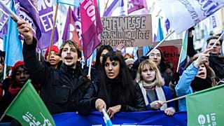 Manifestation contre la réforme des retraites à Paris à l'appel d'organisations de jeunesse et du parti de gauche La France insoumise, samedi 21 janvier 2023.