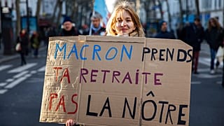 "Macron, a saját nyugdíjaddal törődj, ne a miénkkel!" - olvasható egy fiatal nő tábláján a január 21-én tartott párizsi tüntetésen