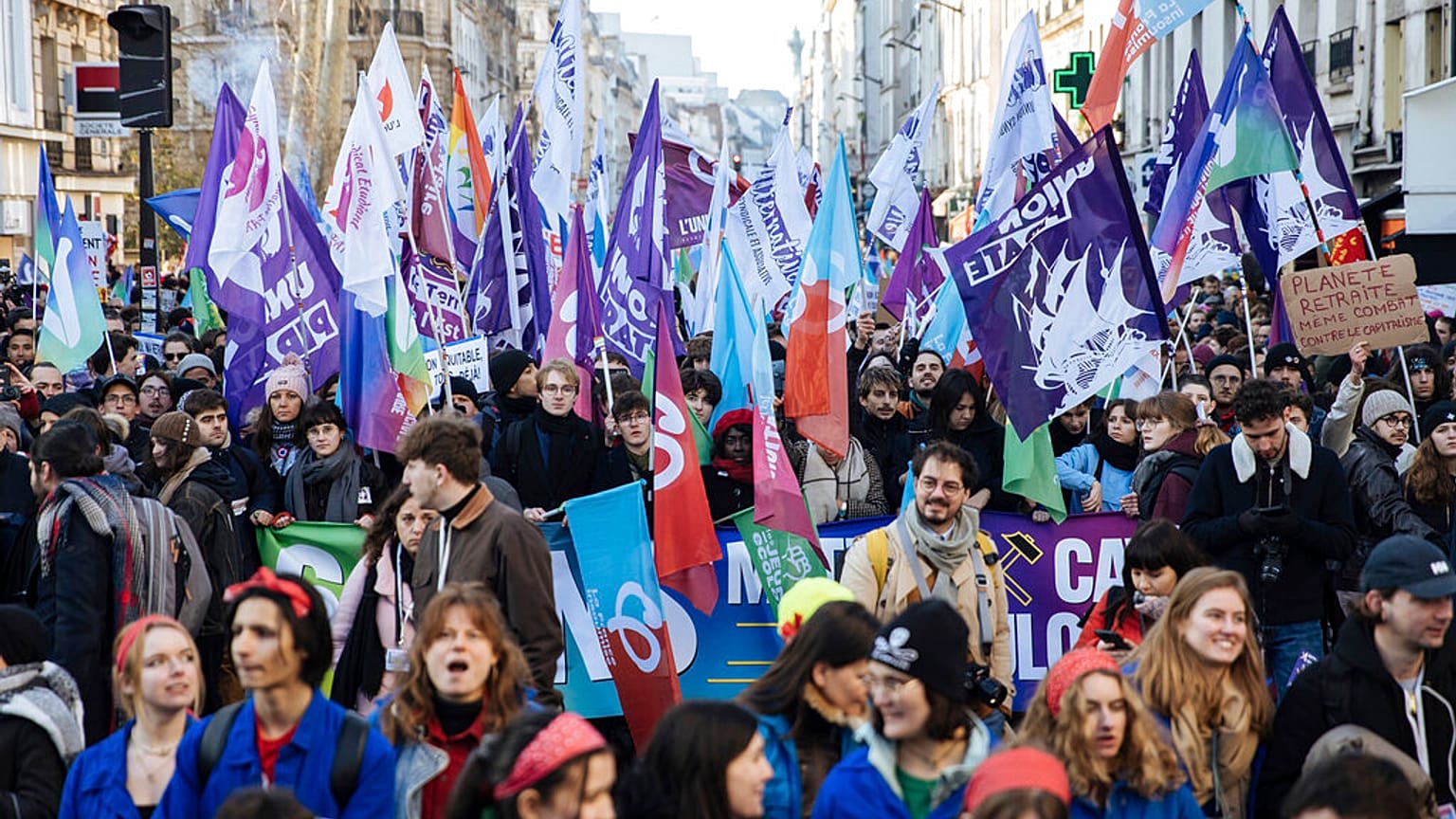 Διαδηλωτές κατά της συνταξιοδοτικής μεταρρύθμισης στο Παρίσι