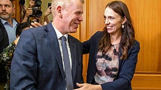 Yeni Zelanda Başbakanı Jacinda Ardern (sağda) Eğitim ve Polis Bakanı Chris Hipkins (solda)