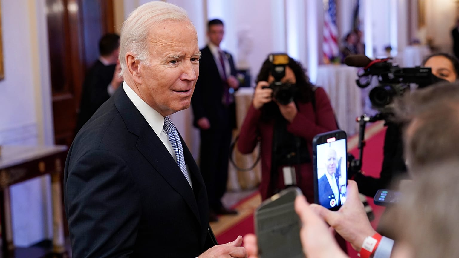 Le président américain Joe Biden devant la presse à la Maison Blanche, à Washington, le vendredi 20 janvier 2023.