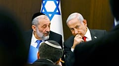 رئيس الوزراء الإسرائيلي بنيامين نتنياهو (يمين) مع وزير الداخلية الإسرائيلي أرييه درعي