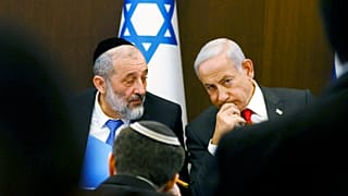رئيس الوزراء الإسرائيلي بنيامين نتنياهو (يمين) مع وزير الداخلية الإسرائيلي أرييه درعي