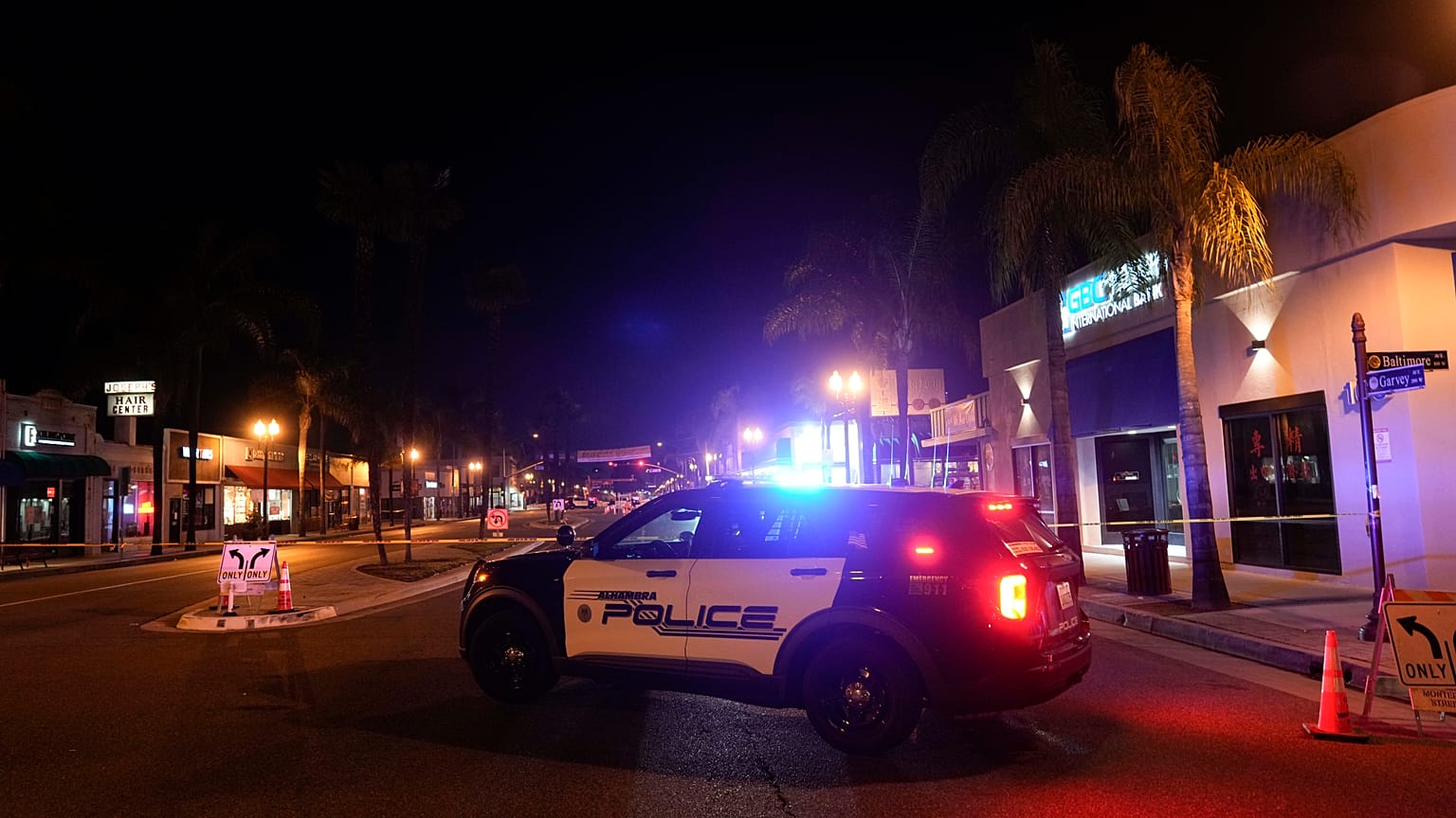 سيارة شرطة بالقرب من مكان وقوع حادث إطلاق نار في مونتيري بار ، كاليفورنيا