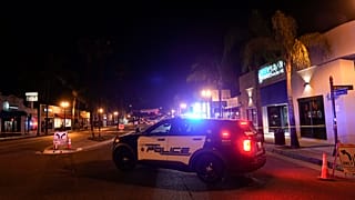 سيارة شرطة بالقرب من مكان وقوع حادث إطلاق نار في مونتيري بار ، كاليفورنيا