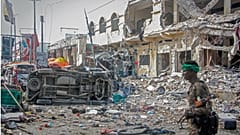 جندي صومالي يسير في موقع هجوم بسيارة مفخخة في مقديشو، الصومال، السبت 29 أكتوبر 2022.