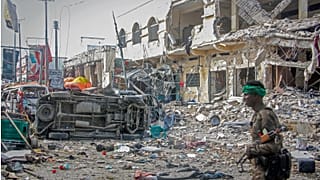 جندي صومالي يسير في موقع هجوم بسيارة مفخخة في مقديشو، الصومال، السبت 29 أكتوبر 2022.