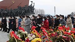 Цветы к памятникам Великим Вождям в КНДР возлагают в любой праздник