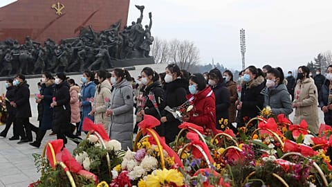 Цветы к памятникам Великим Вождям в КНДР возлагают в любой праздник