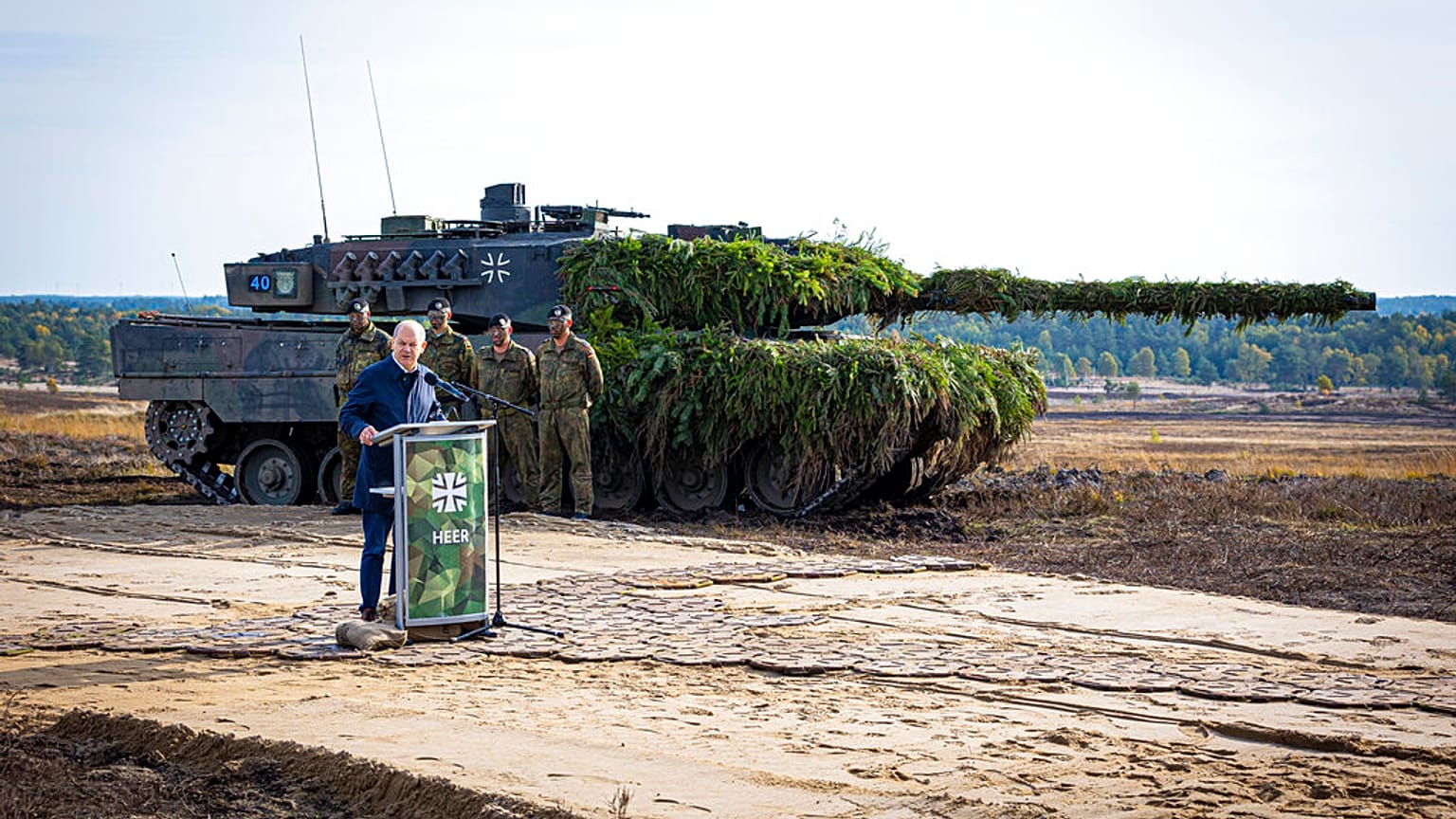 Archives : le chancelier allemand Olaf Scholz devant un char allemand "Leopard 2", le 17/10/2022