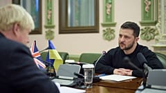 Volodimir Zelenszkij ukrán elnök (szemben) Boris Johnson volt brit miniszterelnököt (háttal) fogadta Kijevben 2023.01. 22-én. 