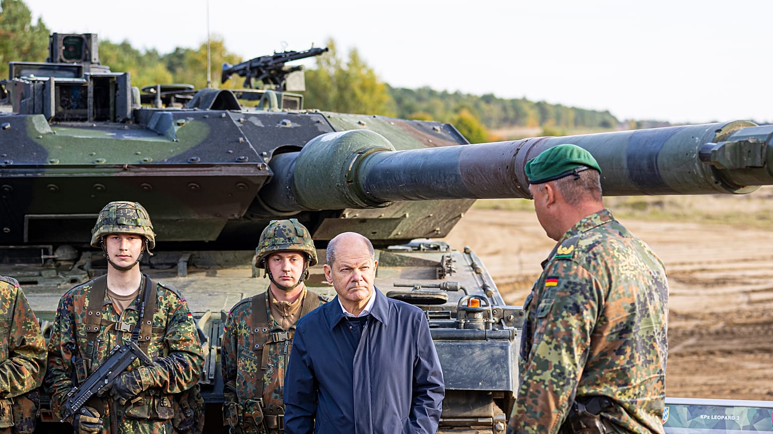 ARCHIVO - El canciller alemán Olaf Scholz con soldados frente a un tanque "Leopard 2" durante un ejercicio de entrenamiento en en Ostenholz, Alemania, en octubre de 2022.
