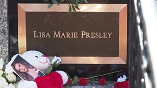 Un fan lascia un peluche in omaggio a Lisa Marie Presley, deceduta il 12 gennaio.