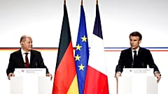 Olaf Scholz német kancellár és Emmanuel Macron francia elnök közös sajtótájékoztatója