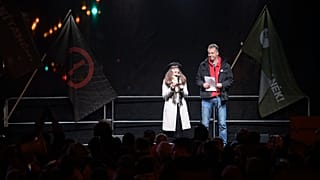 Kapin Lilla elbocsátott pedagógus és Solymoss Miklós, az Eötvös József Gimnázium tanára a Klebelsberg Központ előtt tartott december 3-ai tüntetésen