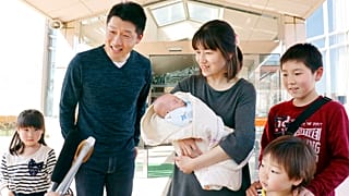 Japán család indul haza a kórházból újszülöttjükkel 2019-ben