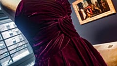 Das Samtkleid, das bald unter den Hammer kommen soll 