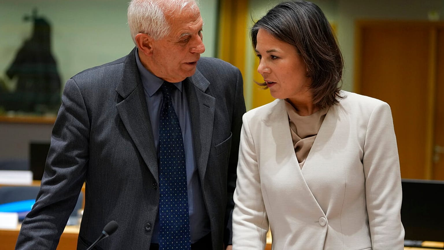 La ministre allemande des Affaires étrangères et le chef de la diplomatie européenne à Bruxelles. le lundi 23 janvier 2023.
