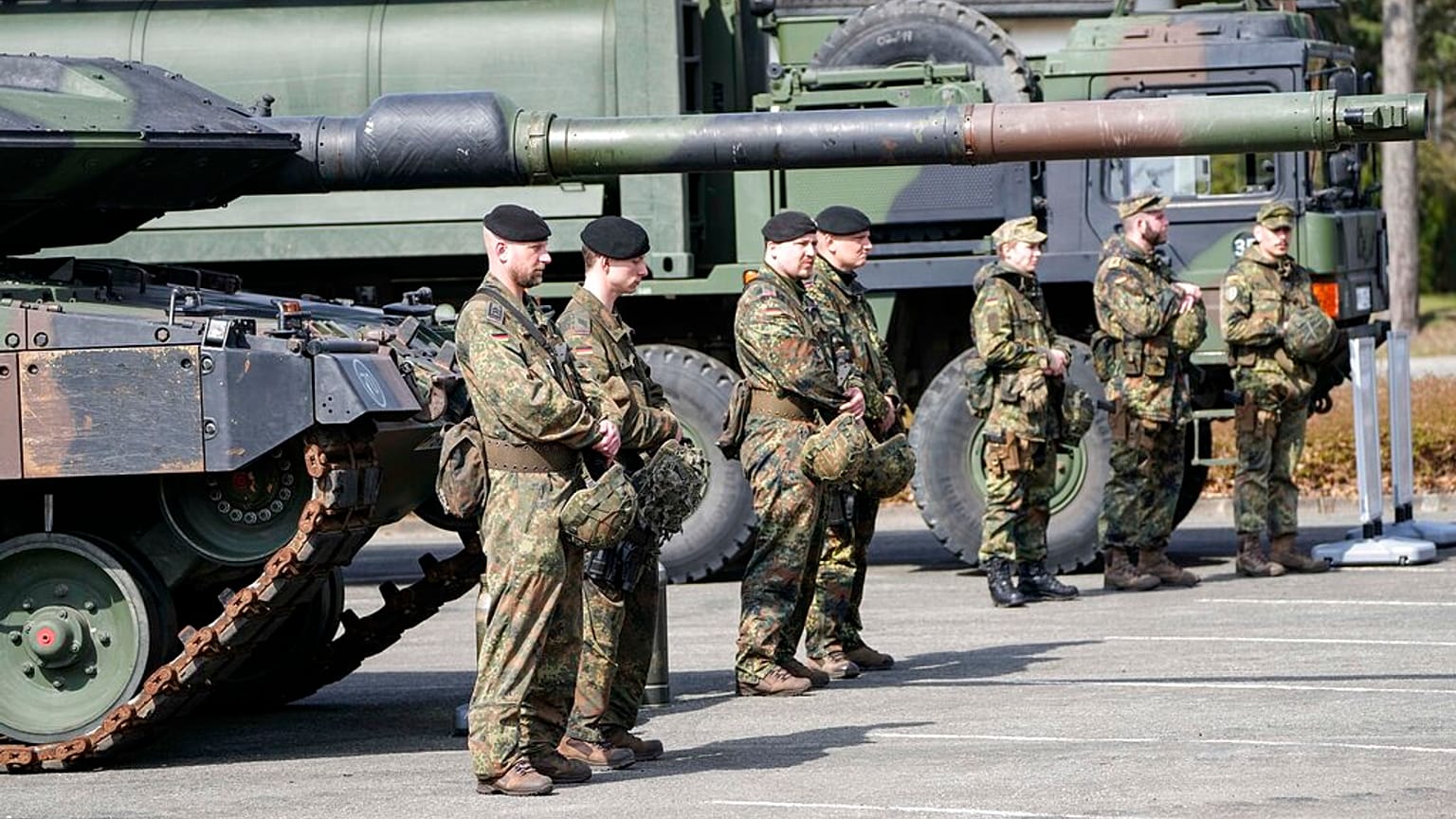 Almanya'daki Marshal Rommel hava üssünde Alman askerleri ve Leopard tankları