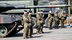 Almanya'daki Marshal Rommel hava üssünde Alman askerleri ve Leopard tankları