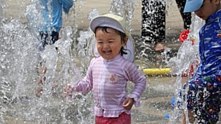کودکی ژاپنی در حال بازی در پارک یوکوهاما در نزدیکی توکیو؛ ۲۰۲۰