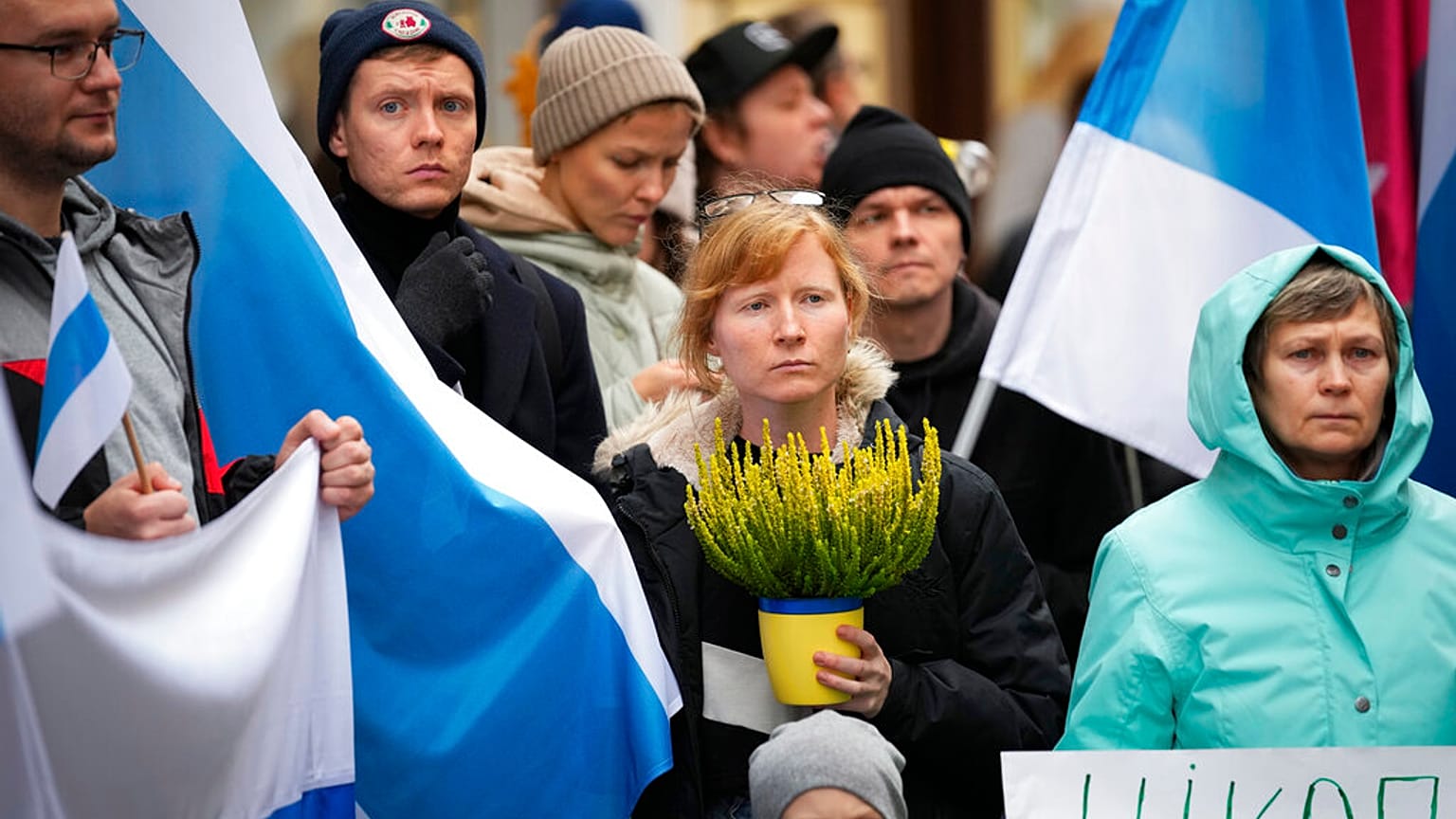 Des manifestants opposés à la guerre lors d'une manifestation près de l'ambassade russe à Tallinn, en Estonie, samedi 15 octobre 2022. 