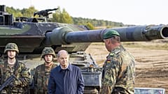 Olaf Scholz tavaly ősszel német katonákkal, egy Leopard-2 előtt