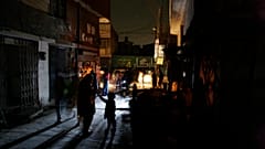Pakistan'ın Rawalpindi kentinde yaşanan elektrik kesintisi (arşiv) 