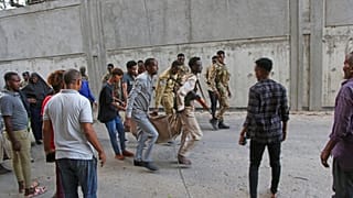 Somali'nin başkenti Mogadişu'da belediye binasını hedef alan intihar saldırısında en az 5 sivil yaşamını yitirdi