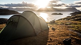 Abgeschnitten von jeglicher Zivilisation: So mögen es viele Reisende, die beim Campen engen Kontakt zur Natur suchen.