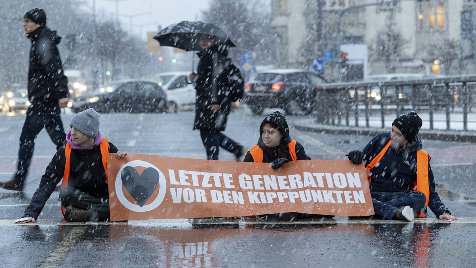 Az "Utolsó generáció" tagjai ezúttal Drezdában ragasztották magukat az utcához