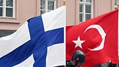 Finlandiya Türkiye bayrakları 