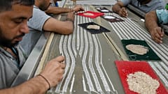 عمال في مشغل شاناغار للتطريز في بومباي، الهند.