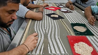 عمال في مشغل شاناغار للتطريز في بومباي، الهند.