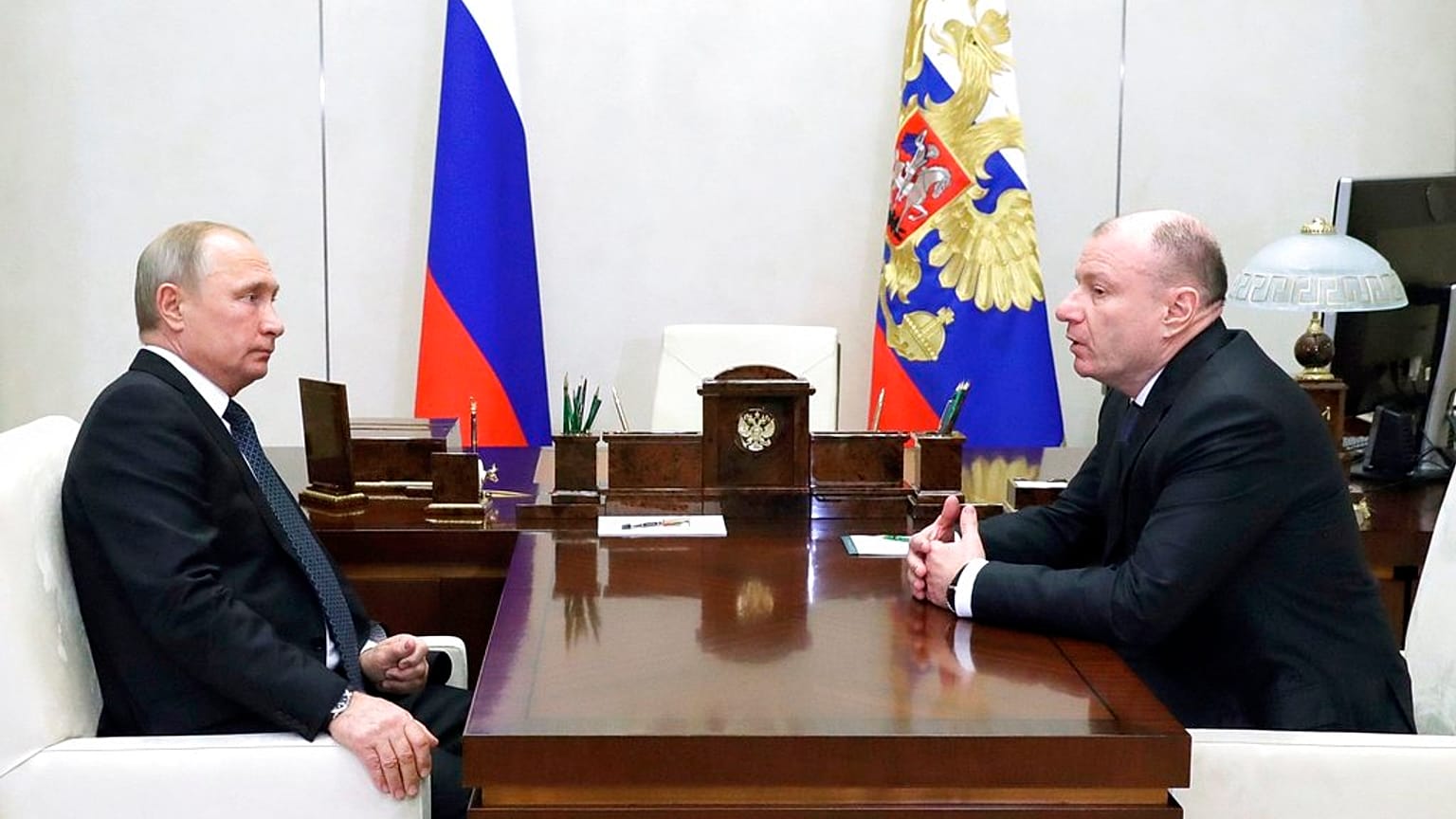 Rusya'nın en zengin iş insanlarından olan Nornickel şirketinin patronu Vladimir Potanin (sağ), Rusya lideri Vladimir Putin'le sohbet ederken 