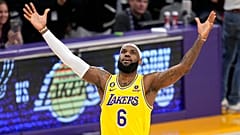 Lebron James célèbre le panier qui lui a permis de devenir le meilleur marqueur de l'histoire de la NBA
