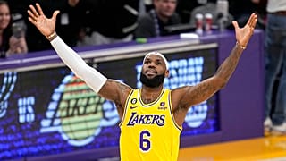 Lebron James célèbre le panier qui lui a permis de devenir le meilleur marqueur de l'histoire de la NBA