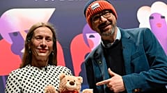 Mariette Rissenbeek,Carlo Chatrian und der Berlinale-Bär 