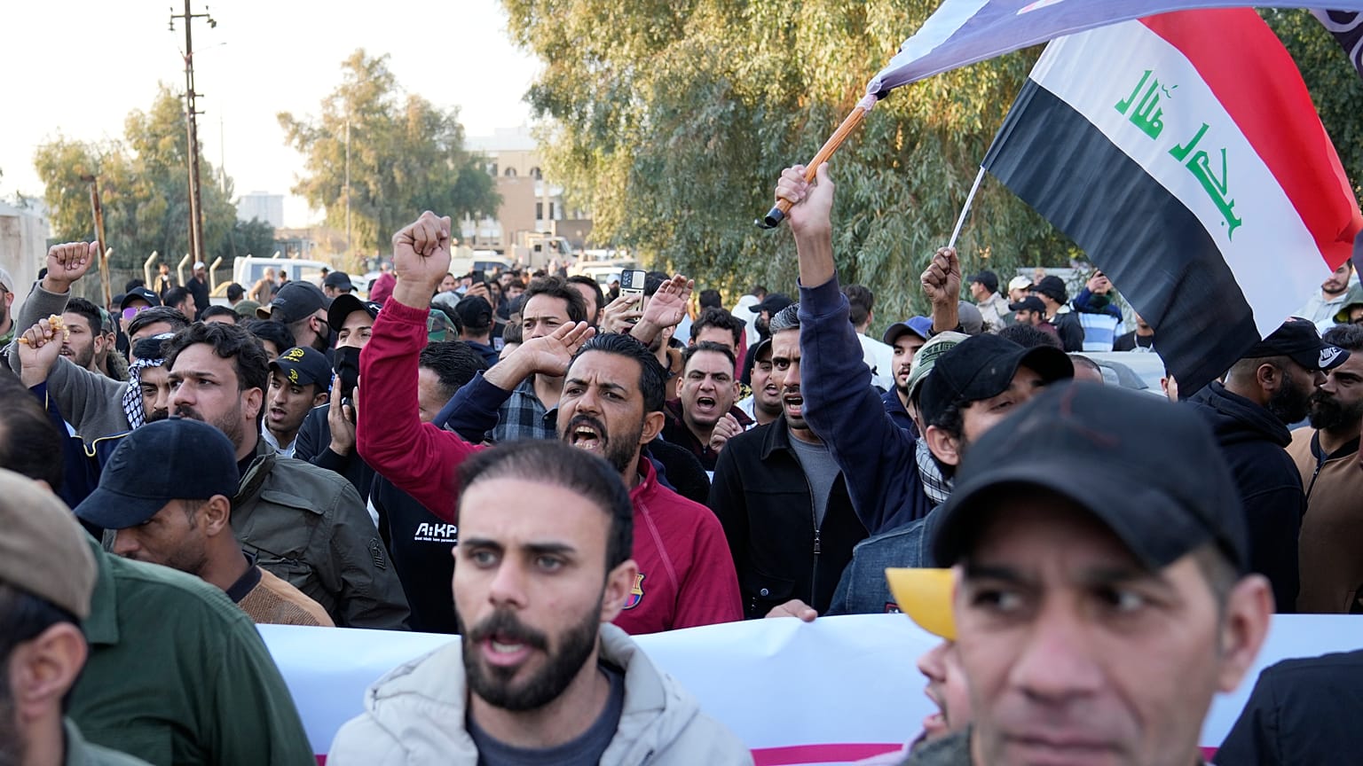 محتجون عراقيون، خلال مظاهرة أمام السفارة السويدية في بغداد ردا على حرق المصحف في السويد، بغداد ، العراق ، الاثنين 23 يناير/كانون الثاني 2023.