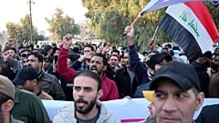 محتجون عراقيون، خلال مظاهرة أمام السفارة السويدية في بغداد ردا على حرق المصحف في السويد، بغداد ، العراق ، الاثنين 23 يناير/كانون الثاني 2023.