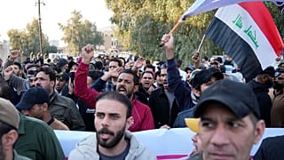 محتجون عراقيون، خلال مظاهرة أمام السفارة السويدية في بغداد ردا على حرق المصحف في السويد، بغداد ، العراق ، الاثنين 23 يناير/كانون الثاني 2023.