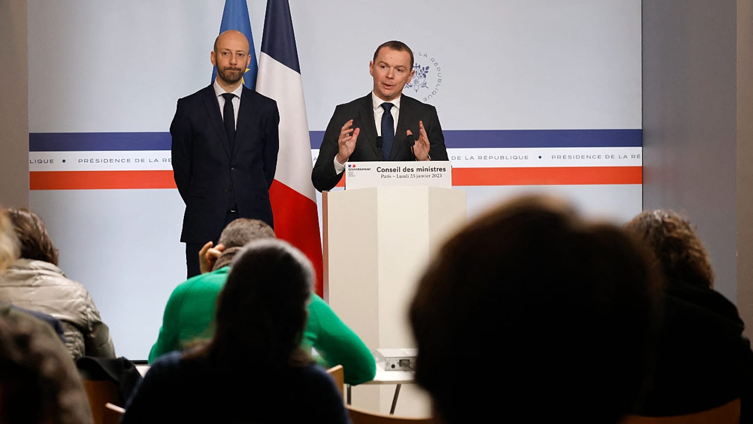 وزير العمل الفرنسي أوليفييه دوسوبت يتحدث إلى الصحافيين بعد الاجتماع الأسبوعي لمجلس الوزراء الذي عُرض خطة إصلاح نظام التقاعد، باريس، فرنسا، 23 يناير 2023