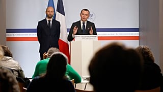 وزير العمل الفرنسي أوليفييه دوسوبت يتحدث إلى الصحافيين بعد الاجتماع الأسبوعي لمجلس الوزراء الذي عُرض خطة إصلاح نظام التقاعد، باريس، فرنسا، 23 يناير 2023