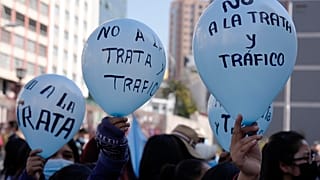 Estudiantes universitarios durante una protesta en conmemoración del Día Mundial contra la Trata de Personas, en La Paz, Bolivia, el 29 de julio de 2022. (ARCHIVO).