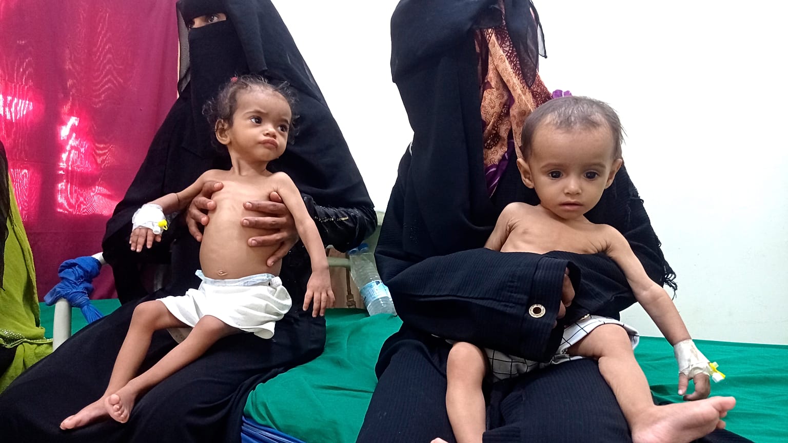 نساء يحملن أطفالهن الذين يعانون من سوء التغذية في مستشفى حيس الريفي في الحديدة، اليمن، 11 أكتوبر/تشرين الأول 2022.