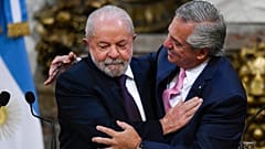 Der brasilianische Präsident Lula da Silva mit seinem argentinischen Amtskollegen Alberto Fernández in Buenos Aires, 23.01.2023 