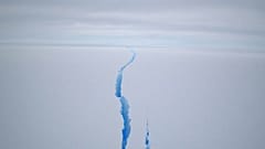 Der Riss im Eis ist deutlich sichtbar