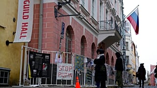 Varias personas pasan por delante de la embajada rusa en Tallin, Estonia, el lunes 23 de enero de 2023.